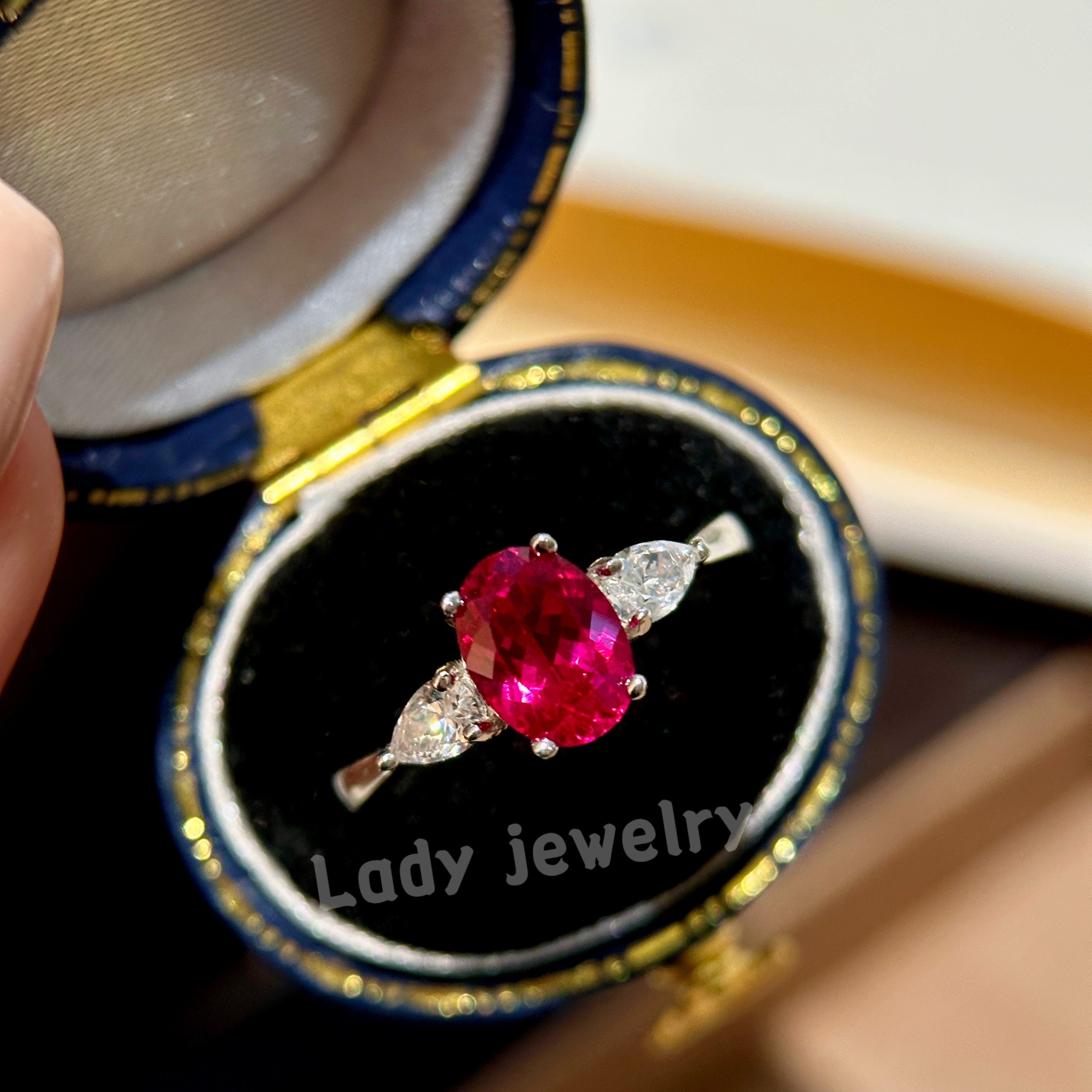 蕾迪经典三石款1.5克拉培育红宝鸽血红小众轻奢气质百搭钻戒指