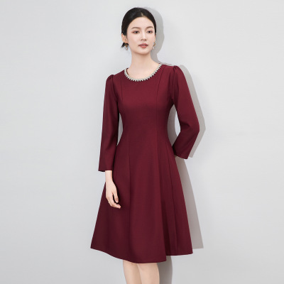 轻奢高级感重工钉钻酒红色连衣裙宴会礼服收腰显瘦a字裙秋冬新款