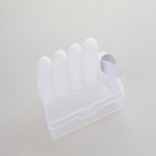 注意这款指套只有中码  和大码2款，中码一般可以戴成人女生拇指和成人男生手比较大，大码一般戴成人男生拇指的