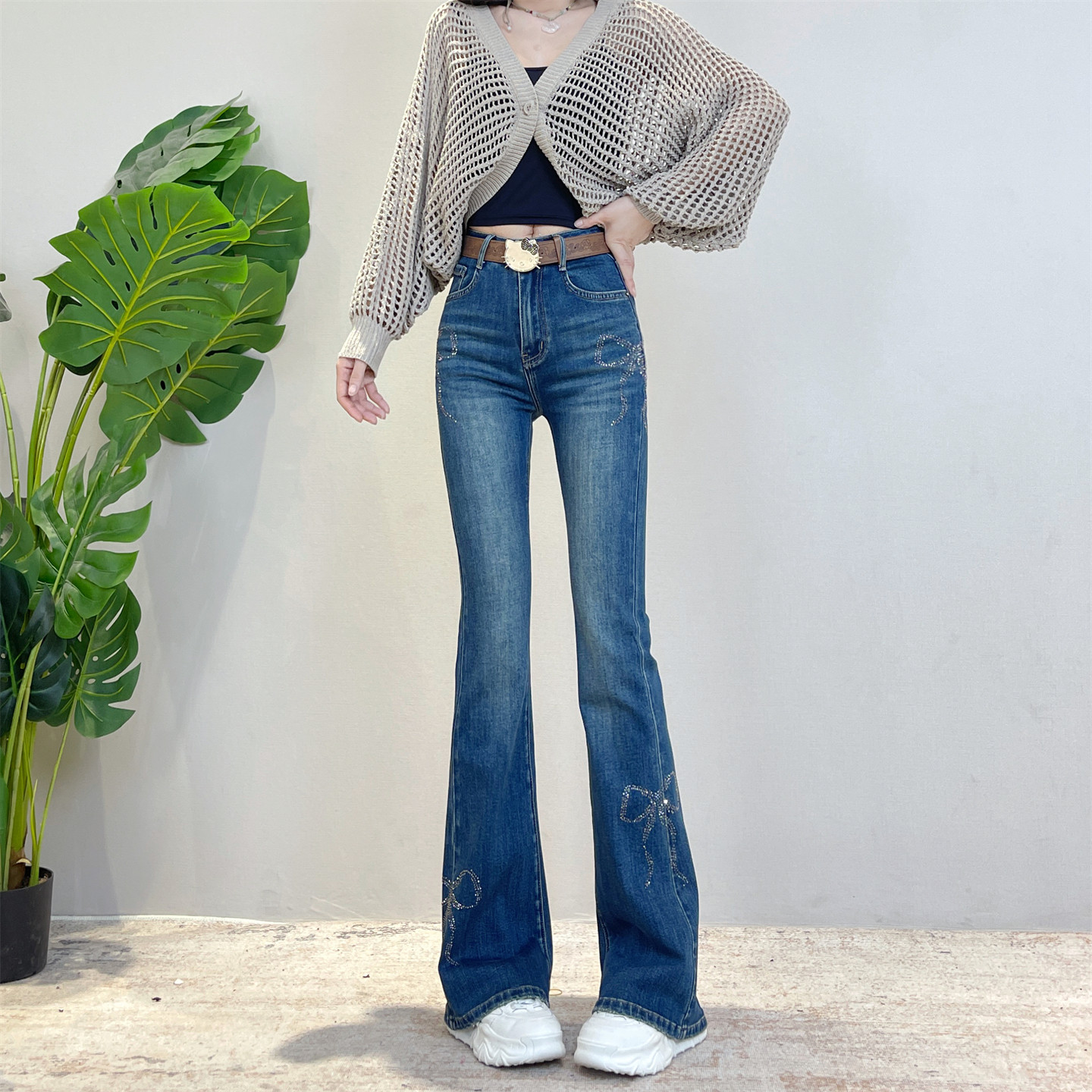 设计感烫钻显瘦修身微喇牛仔裤女图片