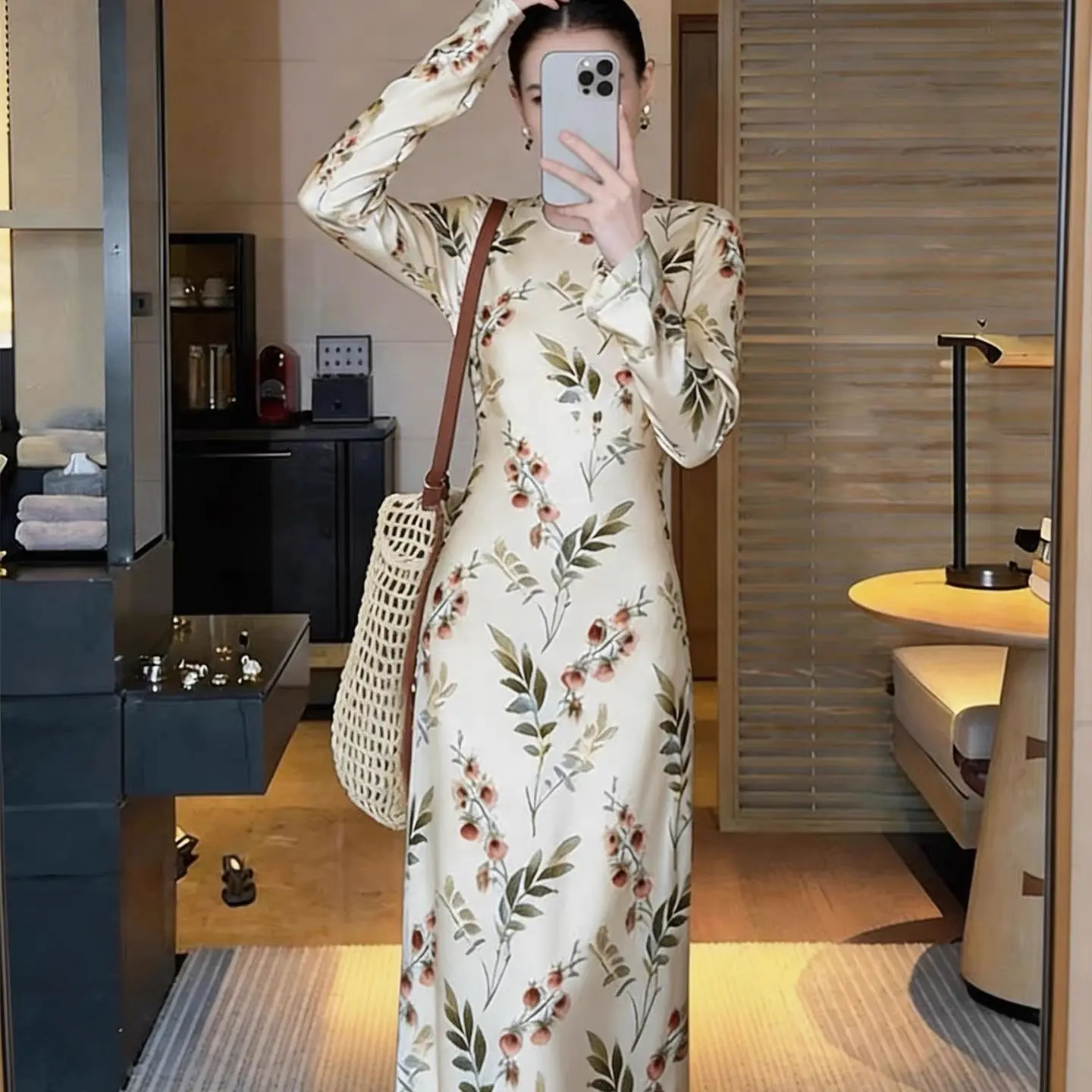 法式复古杏色碎花显瘦连衣裙