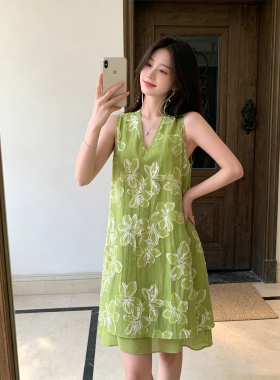 BERUN 法式清冷绿色印花吊带连衣裙女夏季宽松显瘦V领背心短裙子