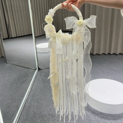 高级感珍珠瀑布手拎花婚礼新娘水滴手捧花结婚摄影珍珠手链花束