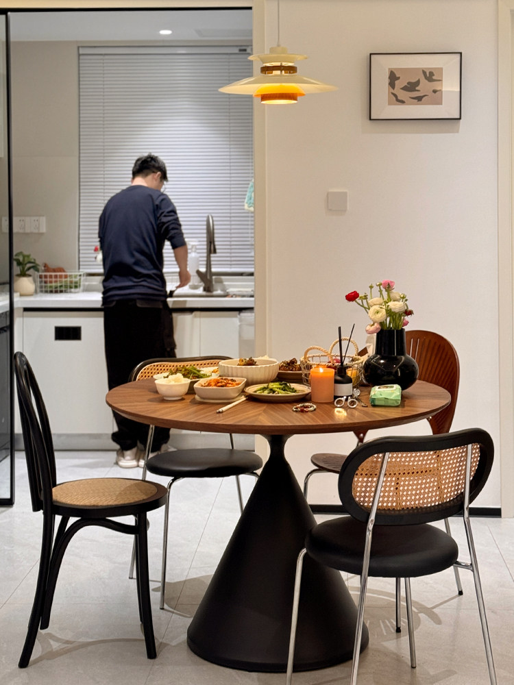 中古风餐桌家用复古北欧胡桃实木色圆形网红clay饭桌