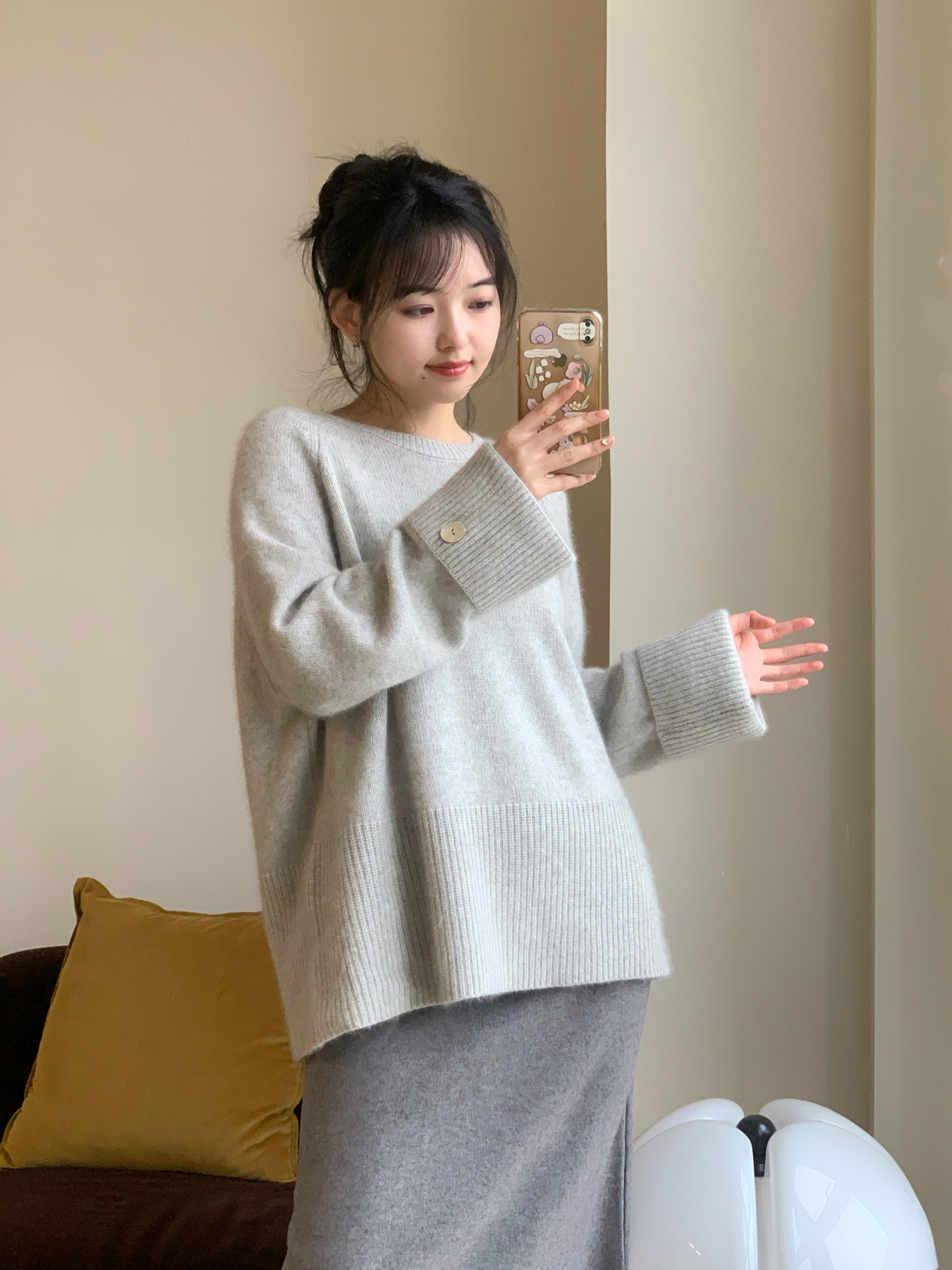 圆领气质宽松浣熊毛反折袖口毛衣