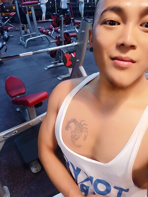 秘️小黑哥哥平面广告设计，请备注商品拍对应金额即可，微信发图