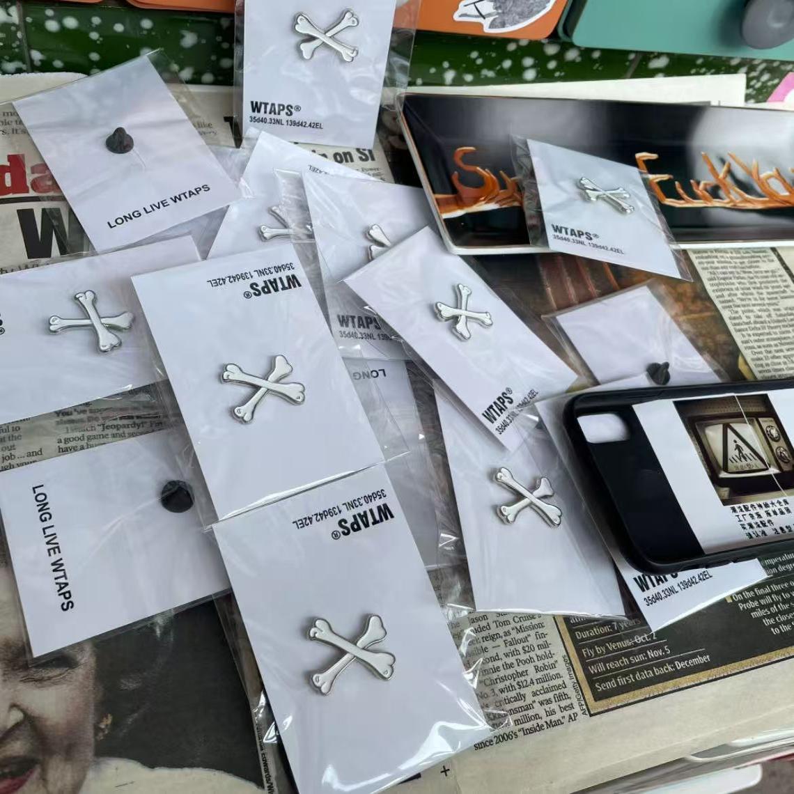 日潮WTAPS骨头胸针徽章蝌蚪同款