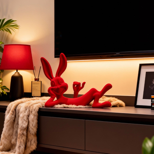 中国红躺姿兔八哥摆件创意植绒卡通兔子轻奢高档小众艺术家居装 饰