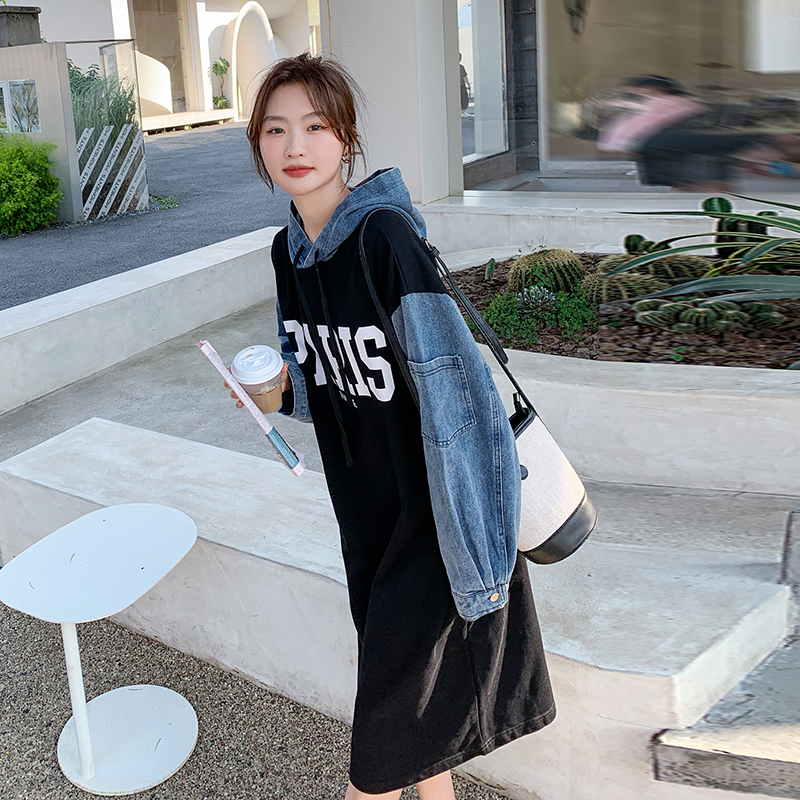 牛仔拼接长袖连帽卫衣连衣裙女春季2025年新款高级设计感休闲长裙