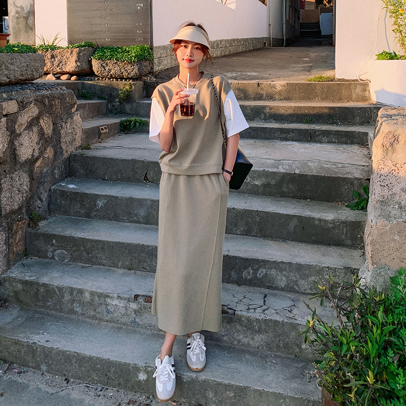 假两件卡其色撞色卫衣套装女2025夏季新款高级感上衣半身裙两件套
