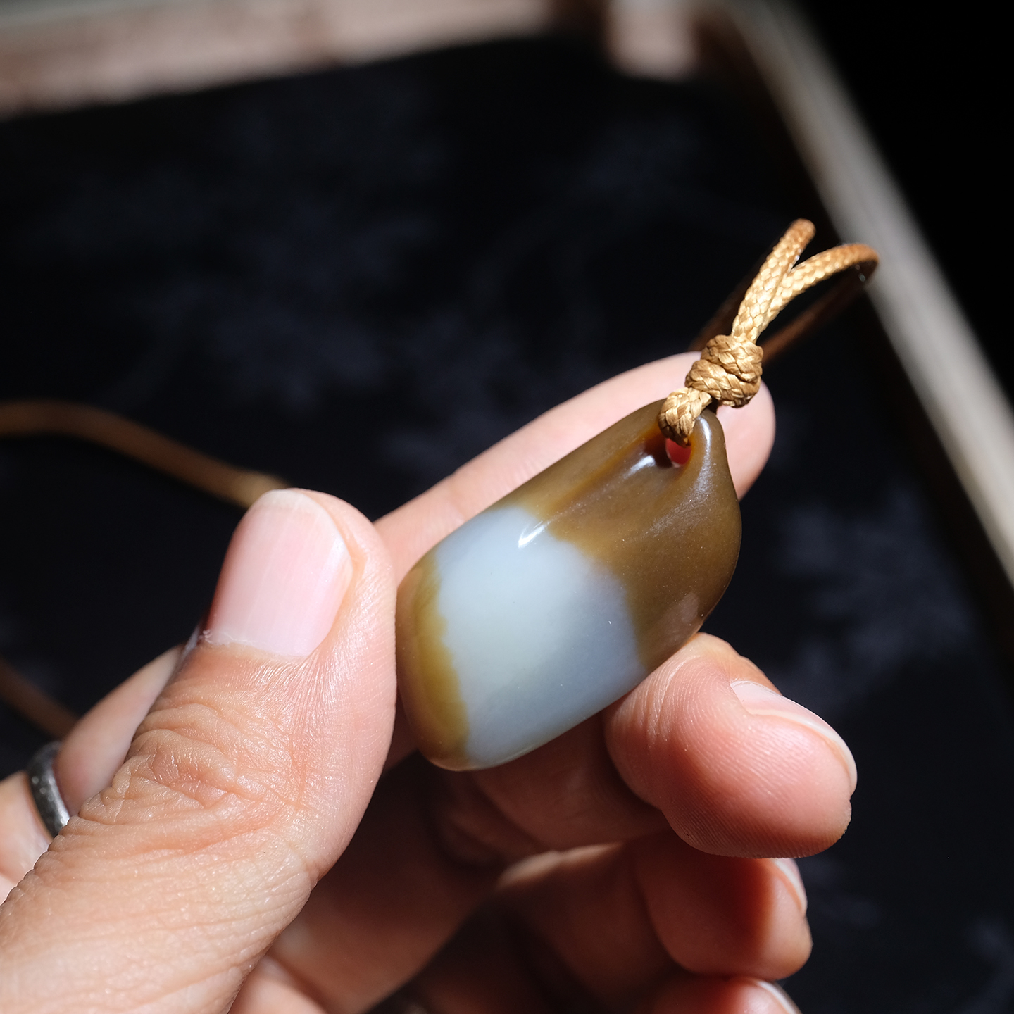 住朴-和田玉挂件新疆且末三色料随形吊坠