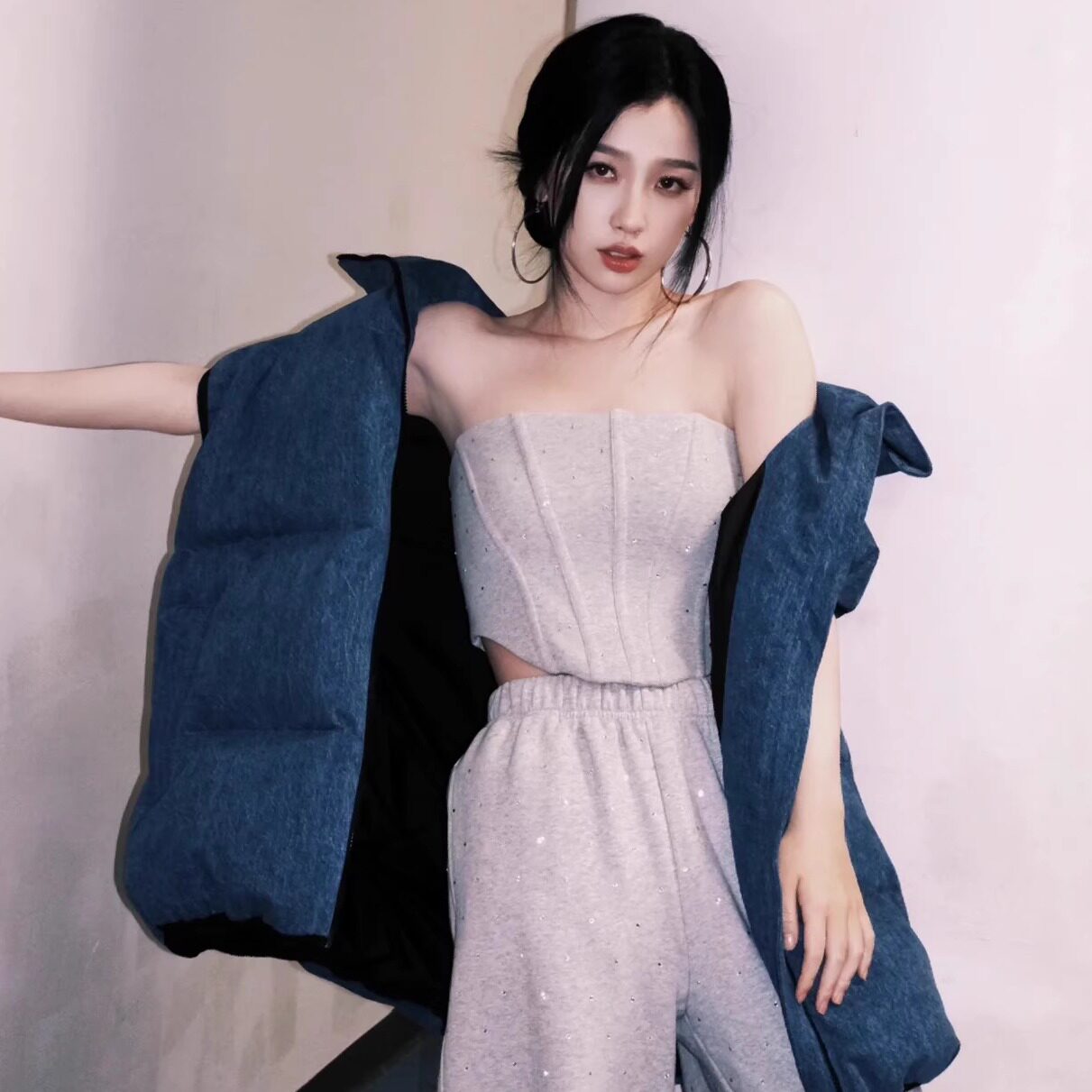 星芭莎 虞书欣同款 百搭甜酷灰色烫钻套装鱼骨抹胸上衣裤子两件套