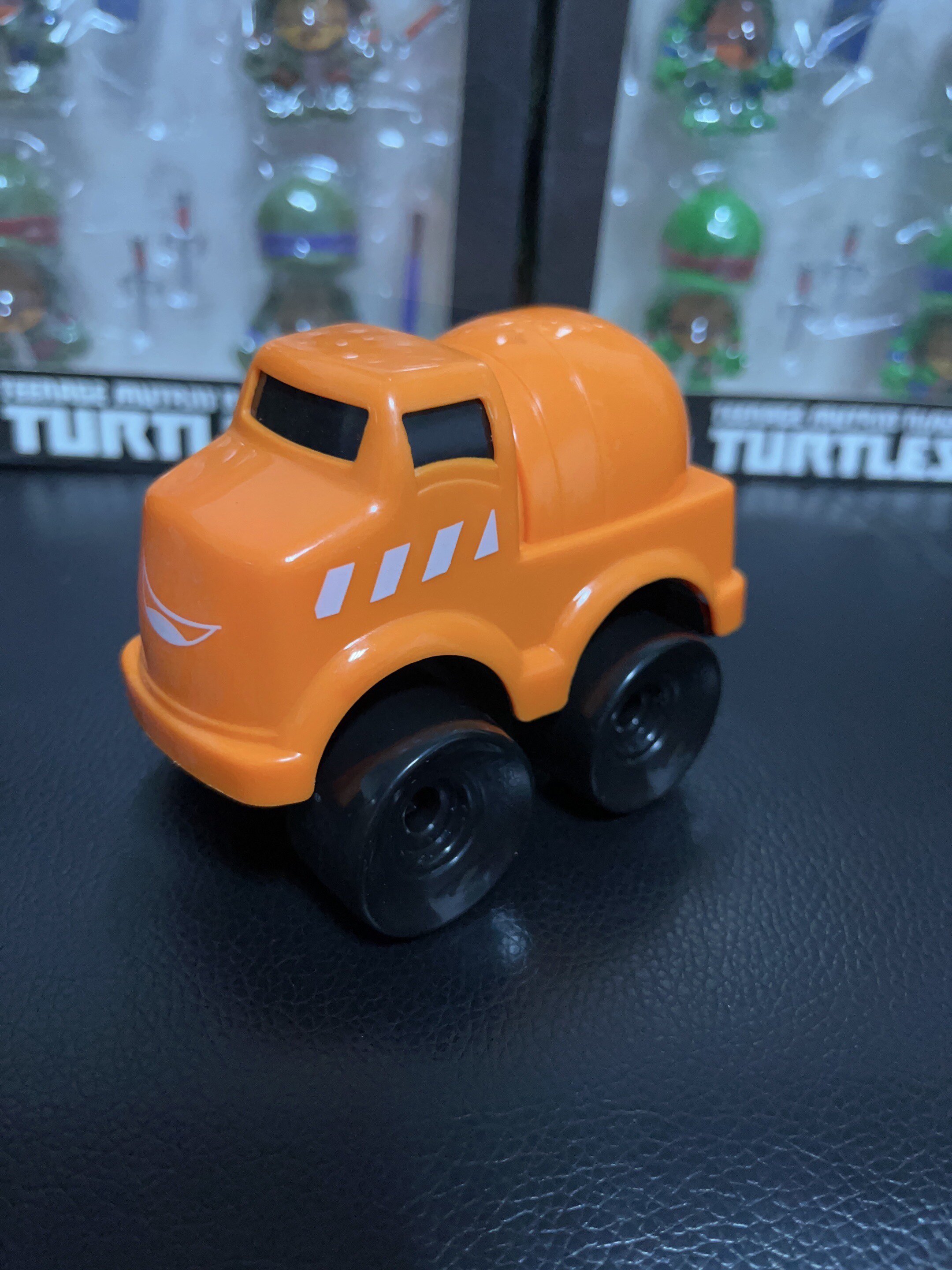 美国沃尔玛玩具车推行滑行车轻便宝宝易抓握橙色工程搅拌车模型