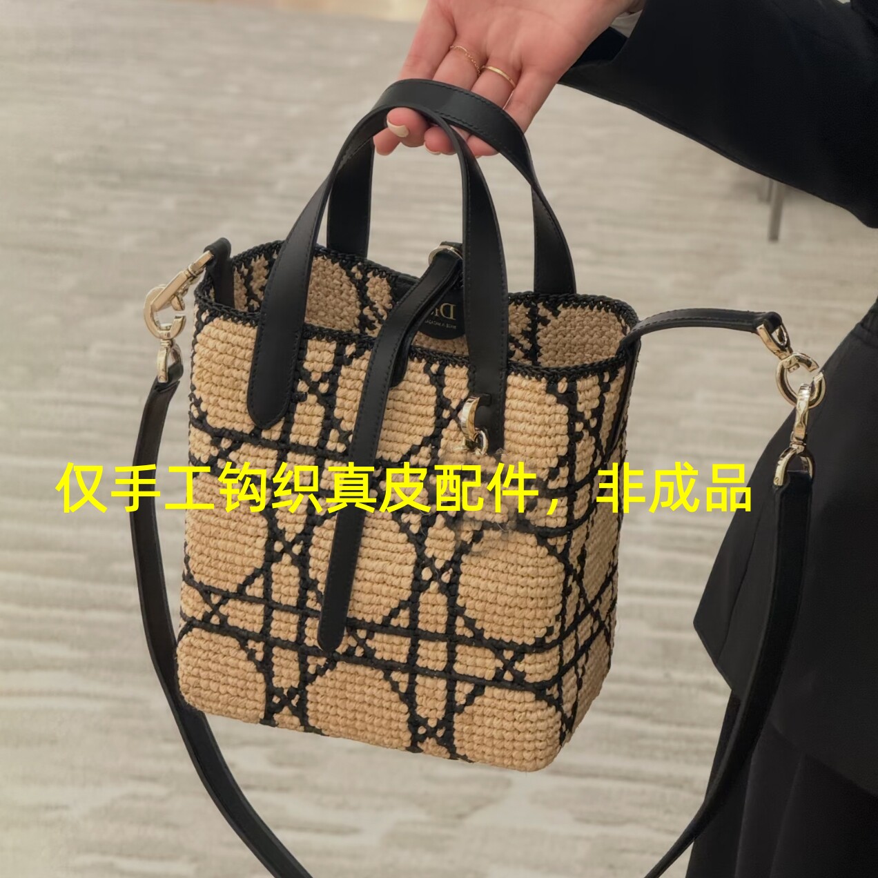 手工钩织藤格纹水桶包牛皮配件图片
