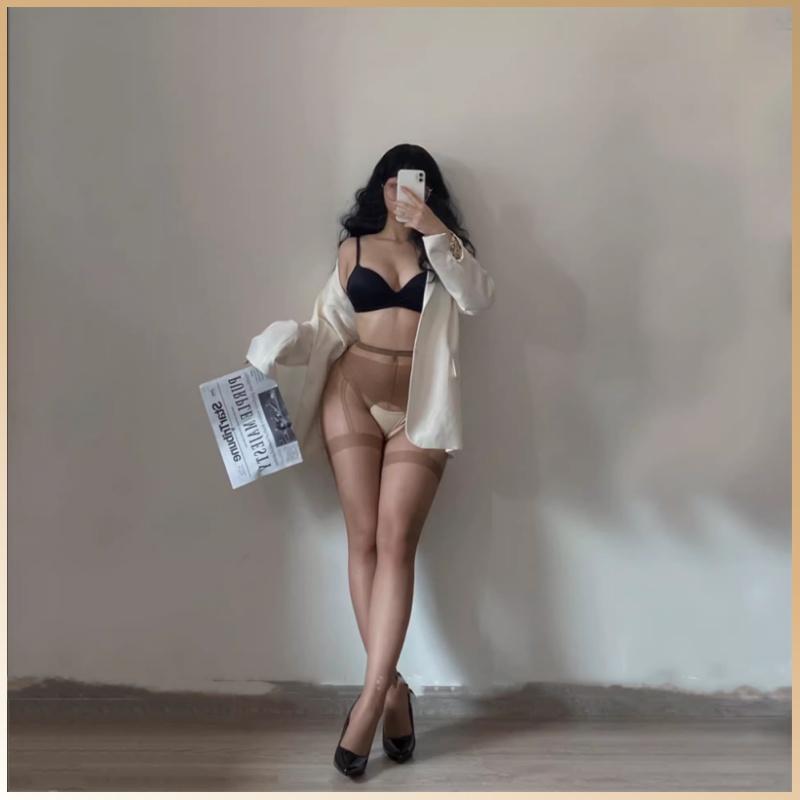 大码开裆情趣吊带丝袜制服诱惑女