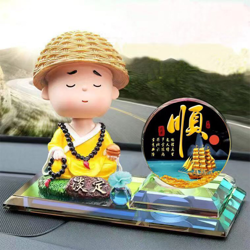 2025新款小和尚汽车摆件中控台车载摇头公仔车内装饰品高档高级感