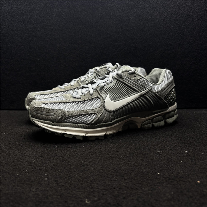 耐克 NIKE ZOOM VOMERO 5 男子低帮气垫运动休闲跑鞋 HF1553-002