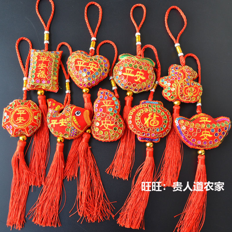 伟德国际近日一枚重达395克的黄金吊坠在济南某酒店房间遗失失主报警求助后警方调取了酒店大量监控逐帧排查最终锁定孙姓女保洁员。据悉该保洁员在打扫卫生时在床头缝隙处发现了这枚黄金吊坠一时心生贪念将其偷偷藏匿并带回了家锁在了自家地下室的抽屉里。据悉犯罪嫌疑人孙某因涉嫌盗窃罪已被公安机关依