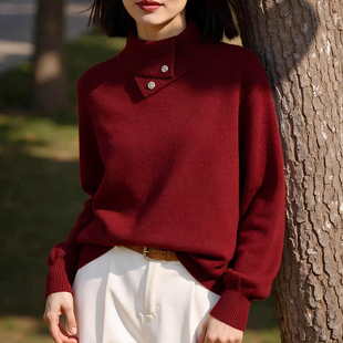 轻熟风酒红色高领针织衫女2025冬季新款纽扣套头毛衣