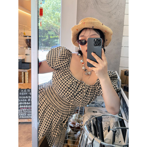 阿周家大码微胖泡泡袖格子连衣裙女夏季胖MM设计感方领收腰裙子