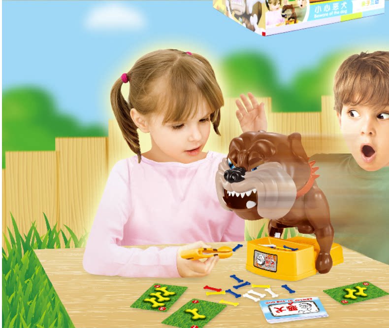 뼈를 붙잡고 뼈를 훔쳐가는 개들을 조심하세요