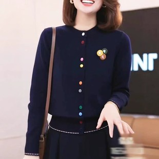 圆领彩扣轻奢风针织开衫女秋冬新款藏青色毛衣小外套时尚洋气上衣