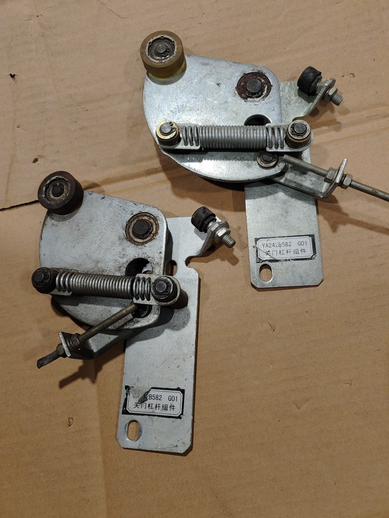 三菱电梯关门杠杆组件 YA242B582G01三菱电梯开关门联动装置