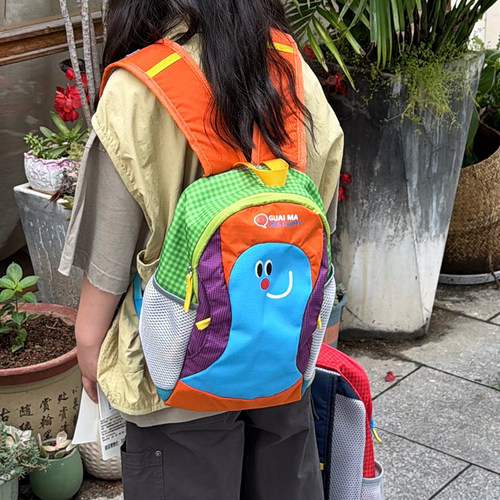 新款日系儿童双肩包外出旅行轻便大容量户外登山包小学生书包男孩