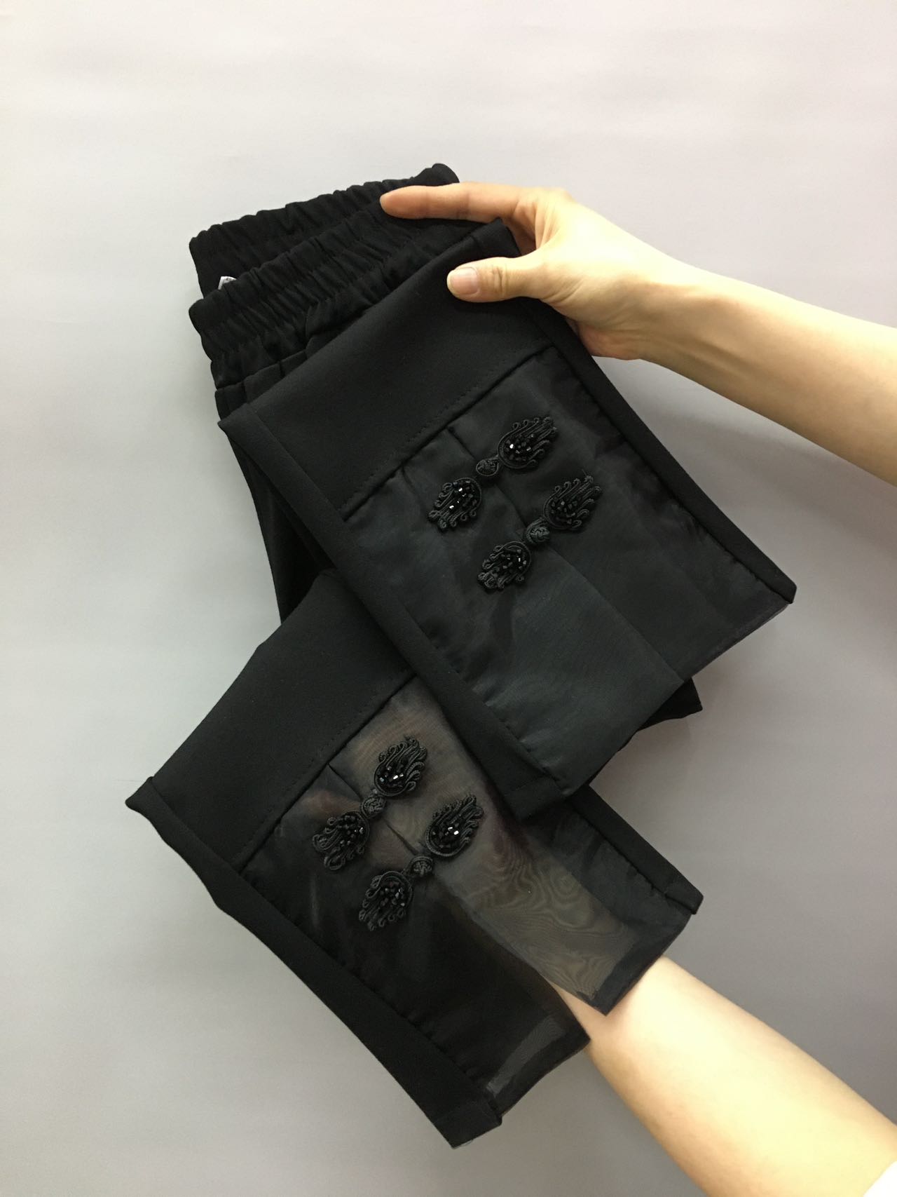 2026春季薄款时尚欧根纱蕾丝拼接盘扣韩版显瘦复古微喇八分裤女裤