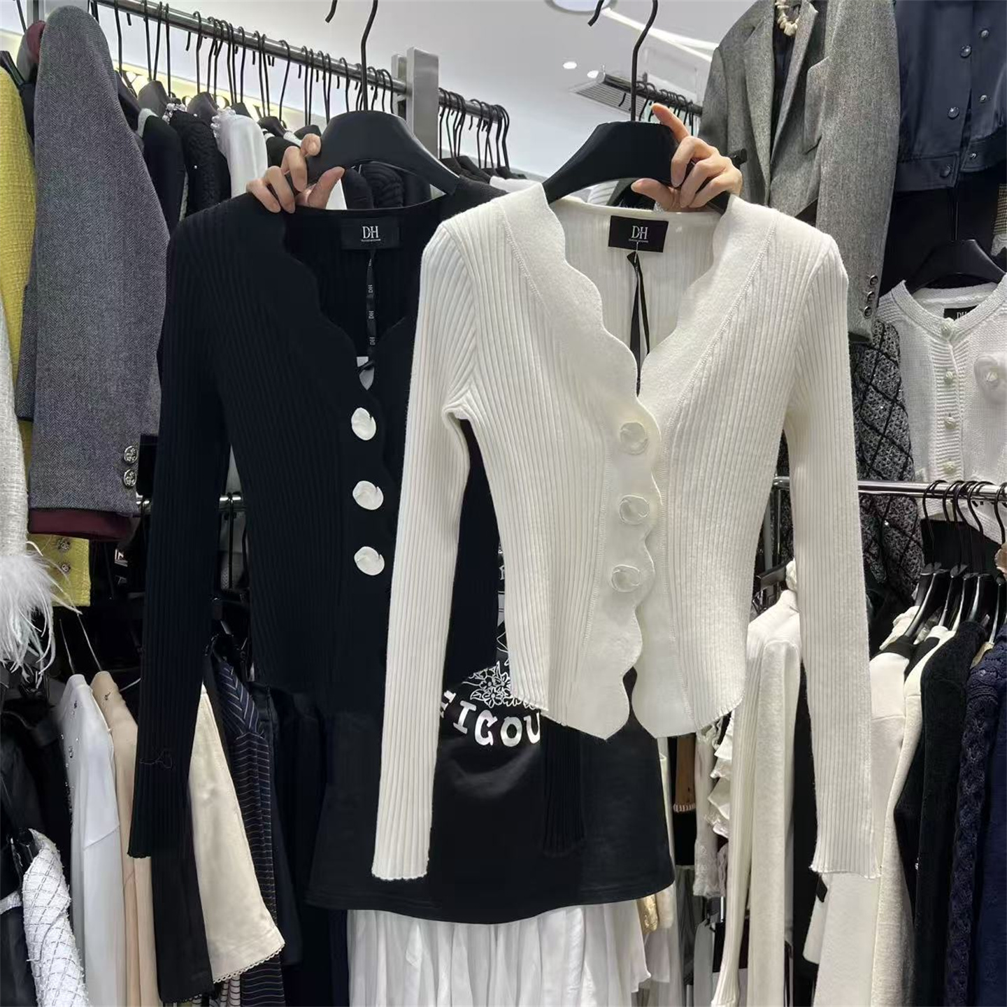 波浪边V领单排扣针织开衫上衣