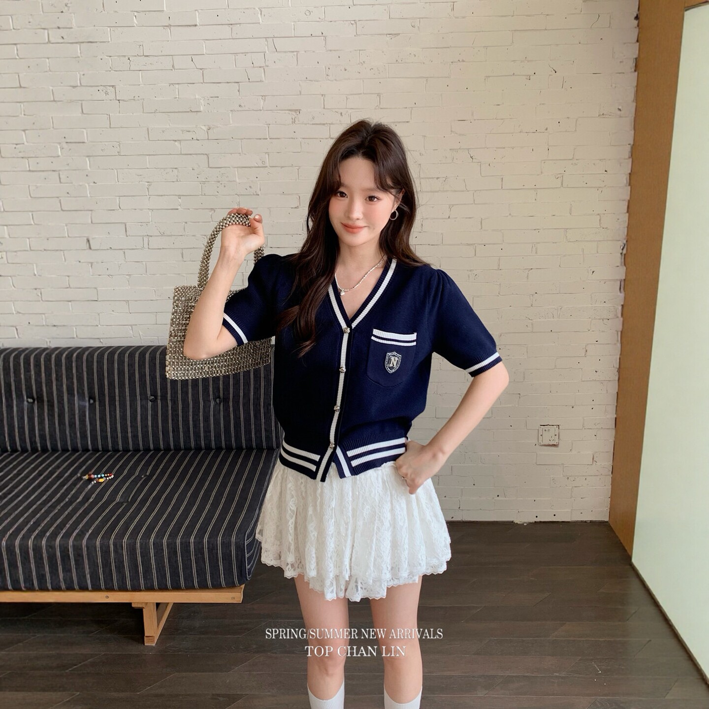 2026春季新款韩系学院风V领撞色针织衫女短袖小徽章刺绣休闲上衣