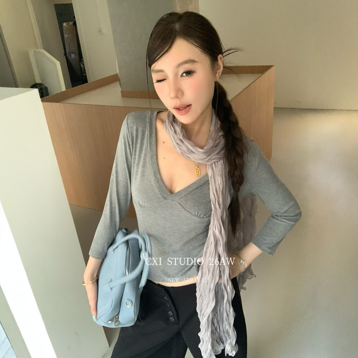 深V领七分袖短款T恤上衣