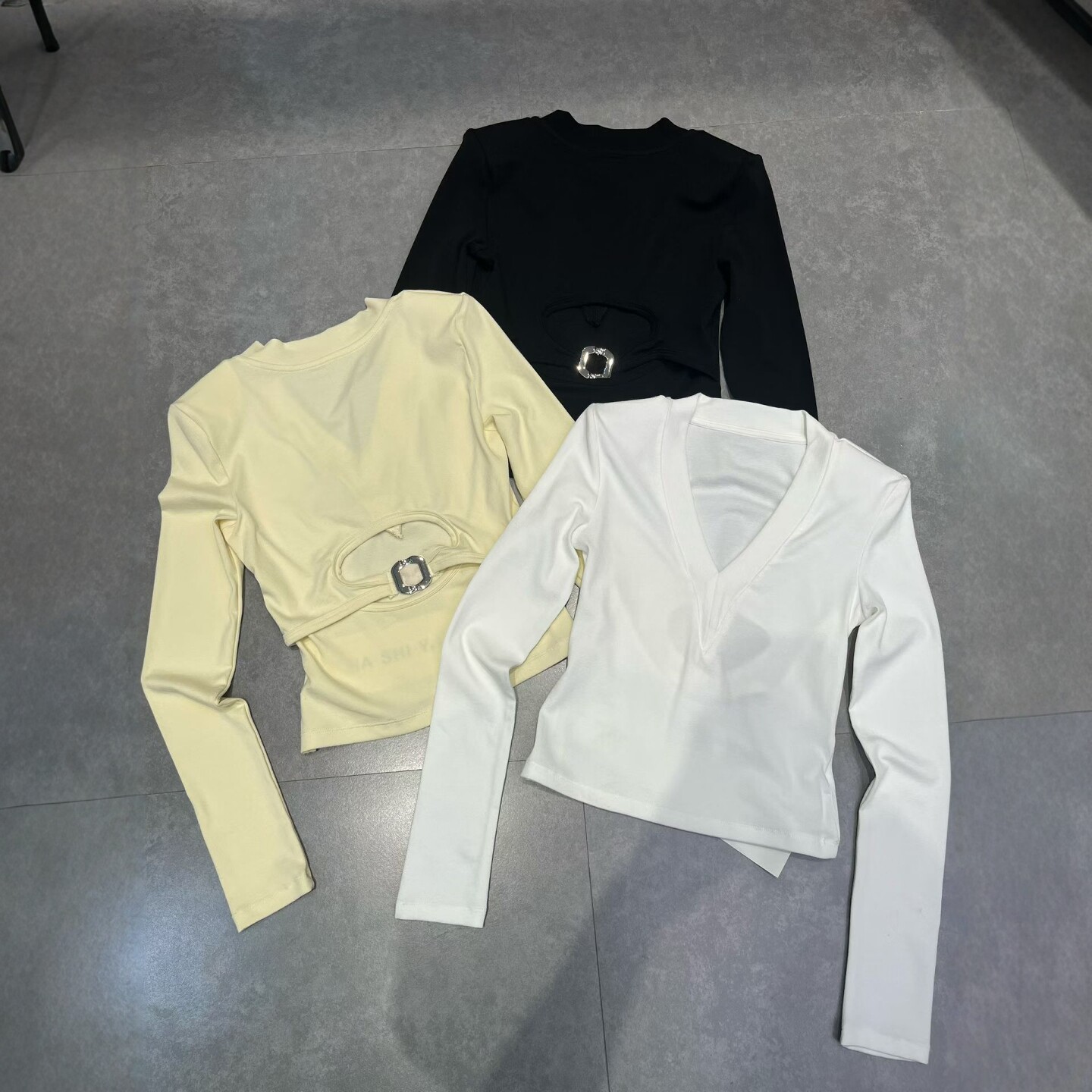 2026春季新款韩版设计感后背镂空V领套头打底衫长袖T恤上衣女显瘦