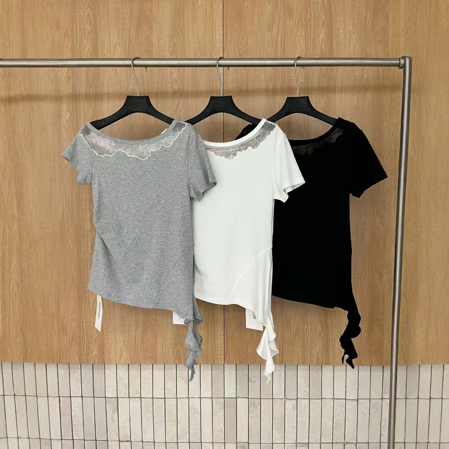 2026春夏新款设计感镂空蕾丝拼接一字领不规则百搭短袖T恤上衣女