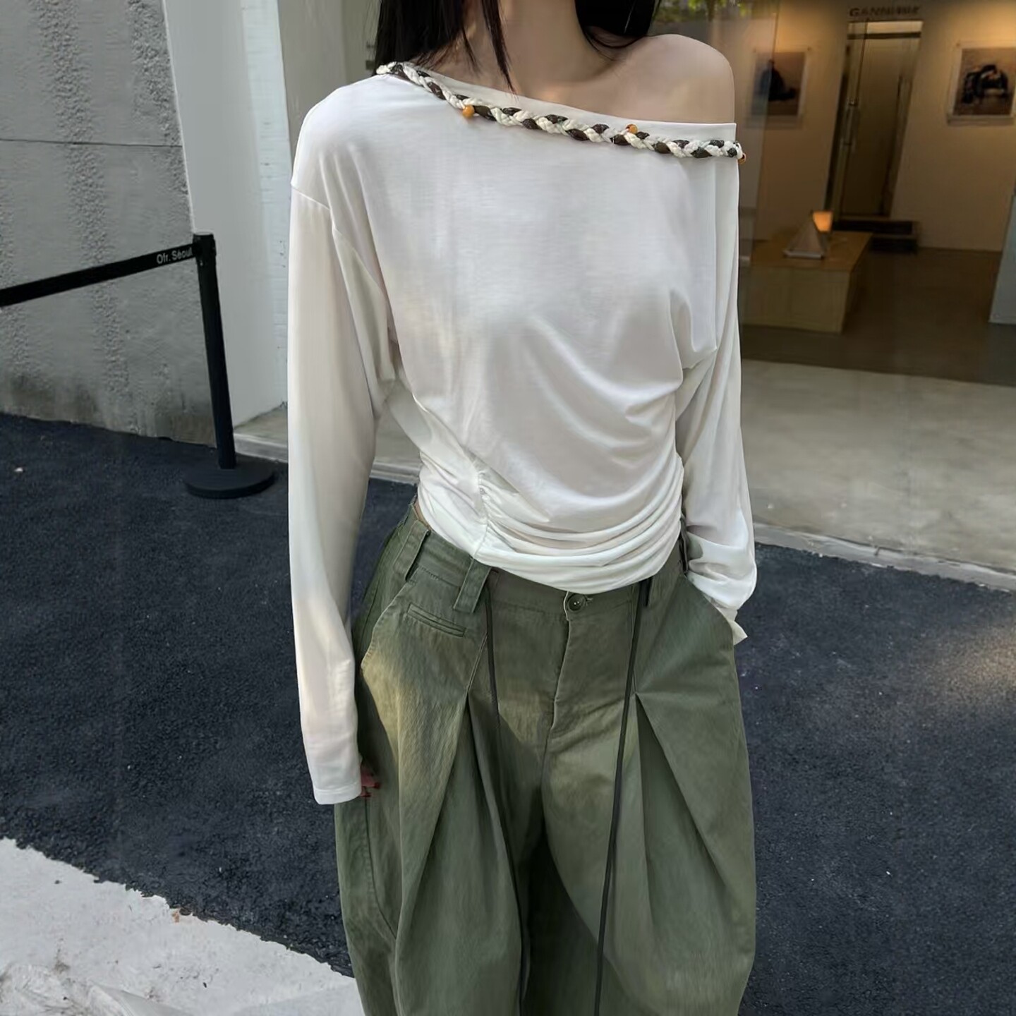 2026春季新款韩版小众设计斜领露肩收腰显瘦百搭休闲长袖T恤上衣