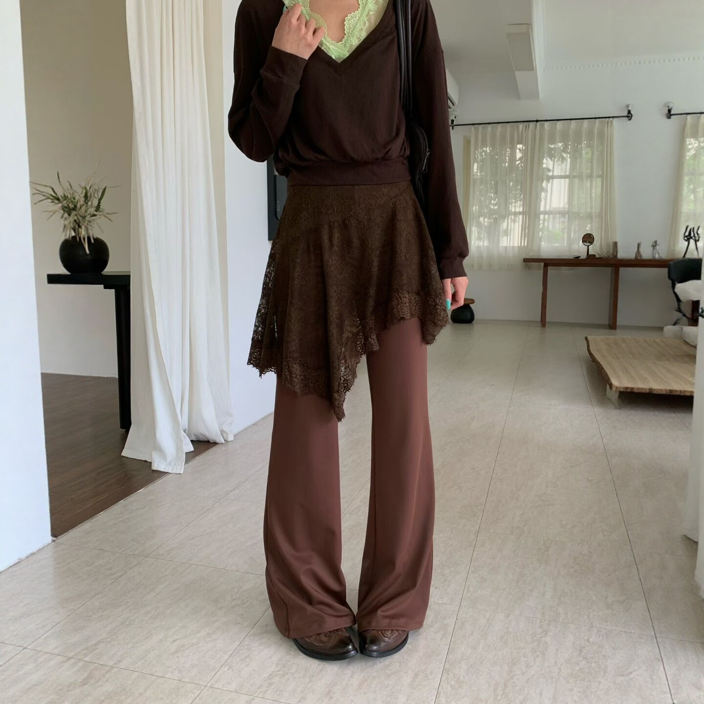 设计感不规则蕾丝屁帘喇叭裤