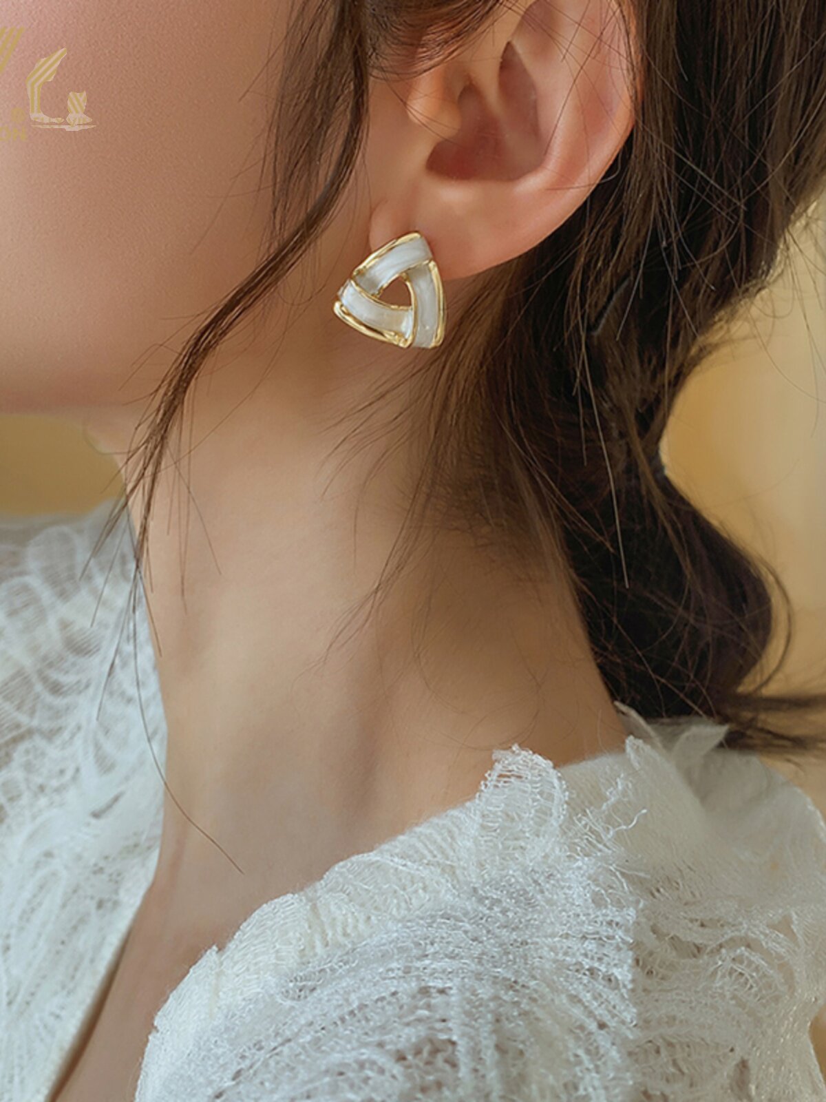 KV EARRINGS 2024 NEW TRENDY SENSE OF LUXURY SMALL AND DELICATE STUD EARRINGS WOMENS KOREAN TEMPERAMENT ATMOSPHERIC EAR JEWELRY