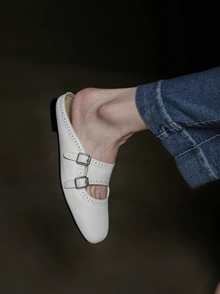 米白色雕花平底包头拖鞋女外穿2026新款双扣带懒人穆勒鞋