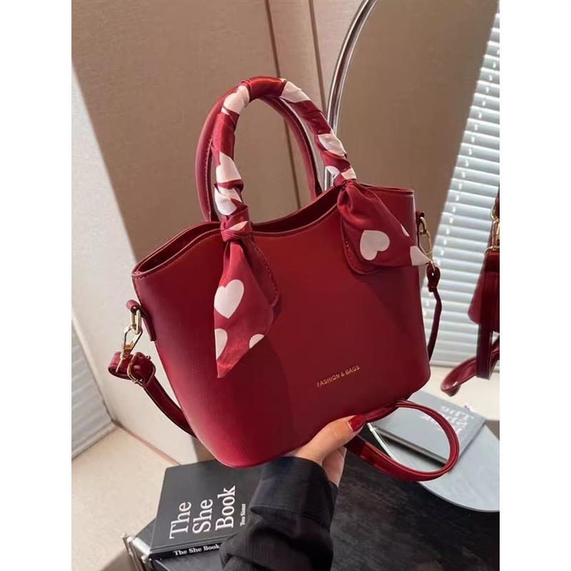 女包红色新娘包婚包新款小众流行百搭斜挎包水桶包手提包