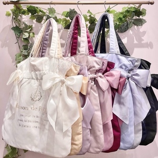 玫瑰日代現(xiàn)貨Maison 花柄內(nèi)襯固定蝴蝶結(jié)緞面單肩包 fleur新款