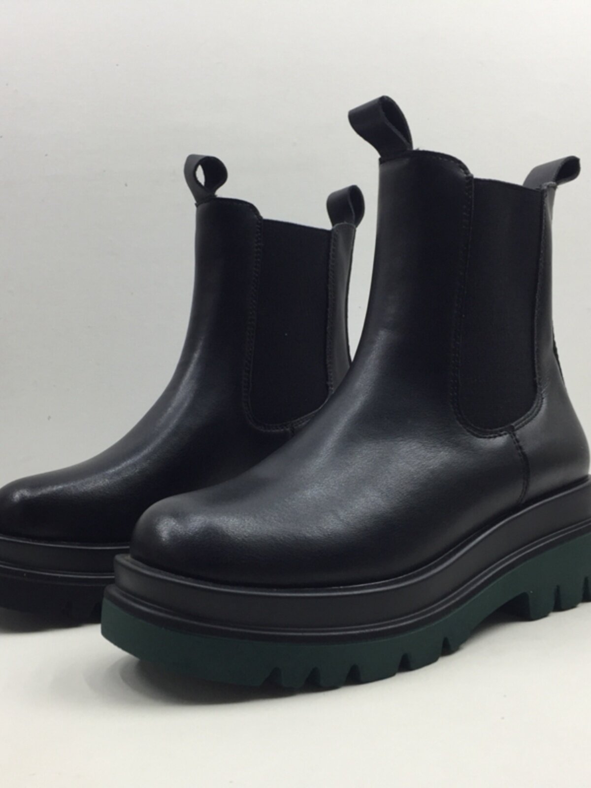 2024 겨울  가죽 굴뚝 부츠 여성 부츠 우아한 두꺼운 단독 캐주얼 브로큰 코드 처리 여성 짧은 부츠