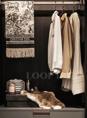 样板房现代轻奢女士衣帽间主卧衣柜软装黑白色系香水围巾托盘组