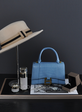 样板房 轻奢女人士衣帽间梳妆台卧室衣柜蓝色包美妆首饰手表陈列