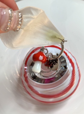 时尚小众设计蘑菇锆石耳饰不对称耳环时髦个性穿搭搭配耳饰