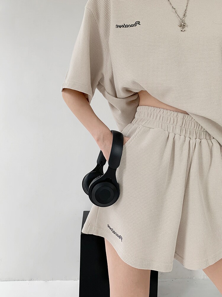 시원하고 섹시한 소녀 와플 스포츠 정장 여성 여름 홍콩 스타일 얇은 캐주얼 와이드 레그 반바지 반팔 투피스 트렌디 세트