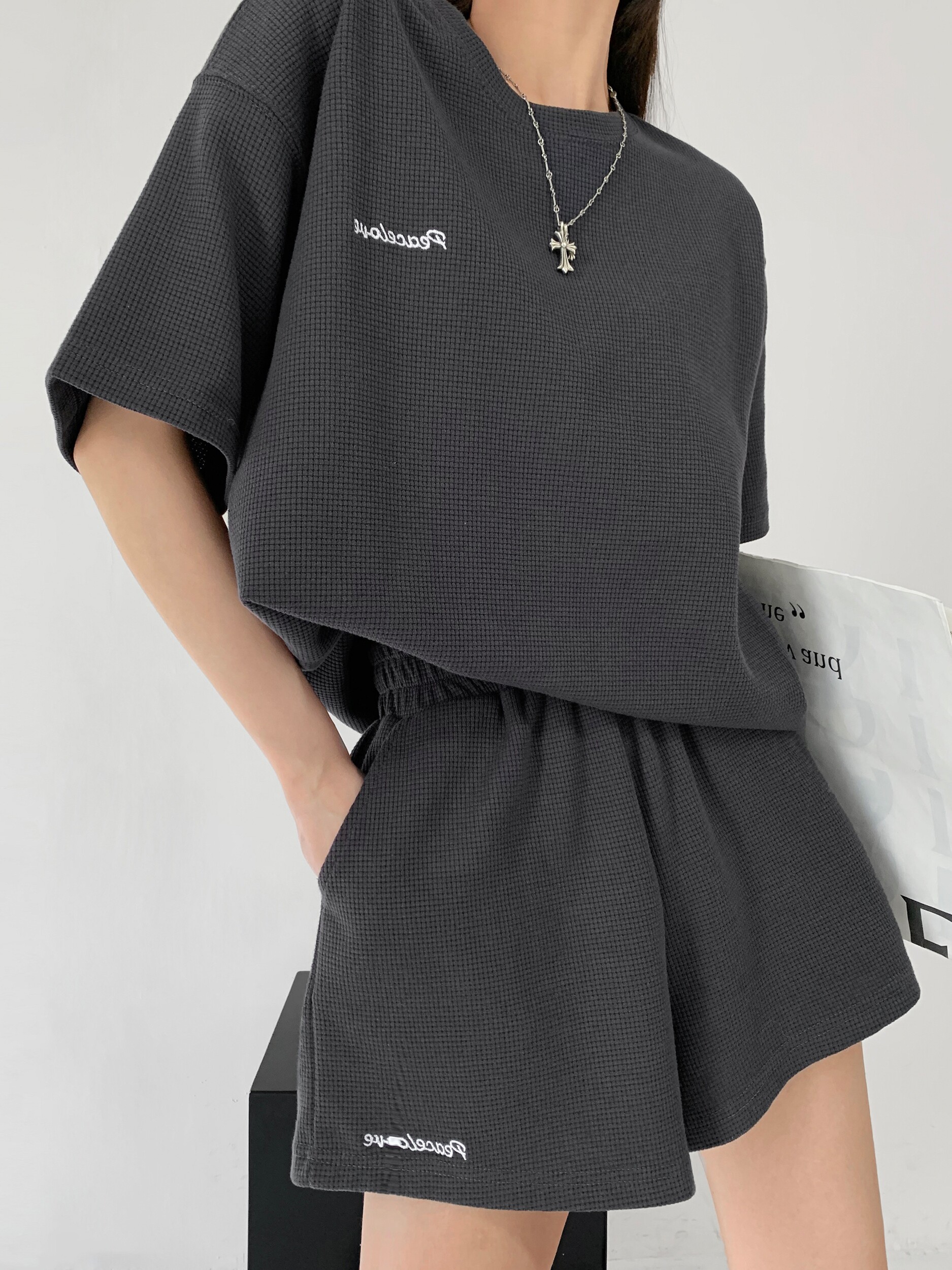 시원하고 섹시한 소녀 와플 스포츠 정장 여성 여름 홍콩 스타일 얇은 캐주얼 와이드 레그 반바지 반팔 투피스 트렌디 세트