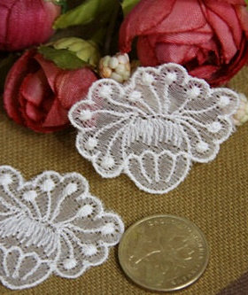 特价35期23 米白色 蝴蝶花儿 薄纱丝绣帖花3.2x4cm 2元3朵