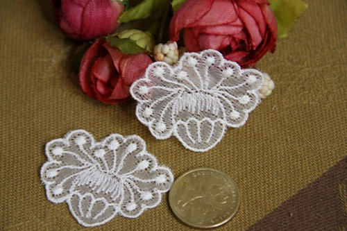 特价35期23 米白色 蝴蝶花儿 薄纱丝绣帖花3.2x4cm 2元3朵