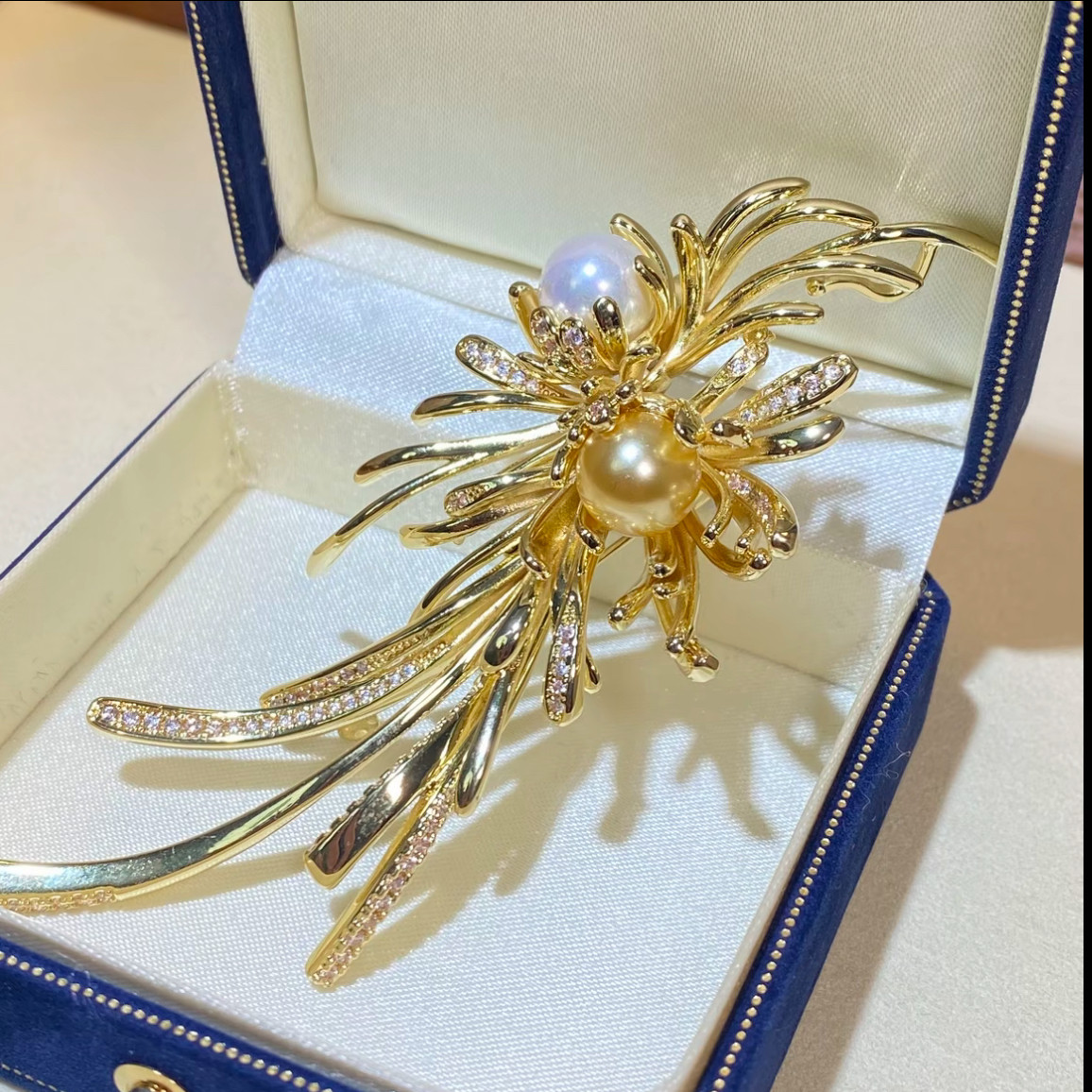 高级感经典双C胸针女高档锆石闪耀胸花西服配饰高档大衣西装别针