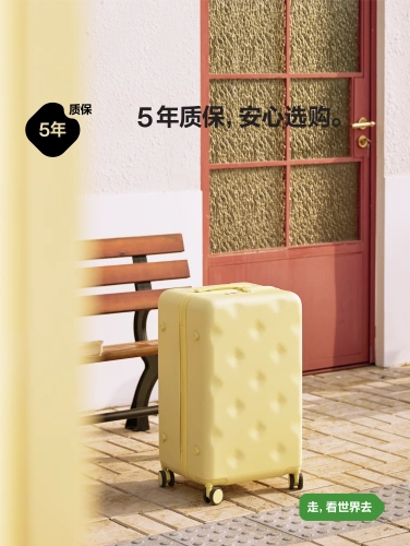 Вместительный и большой универсальный чемодан на колесиках